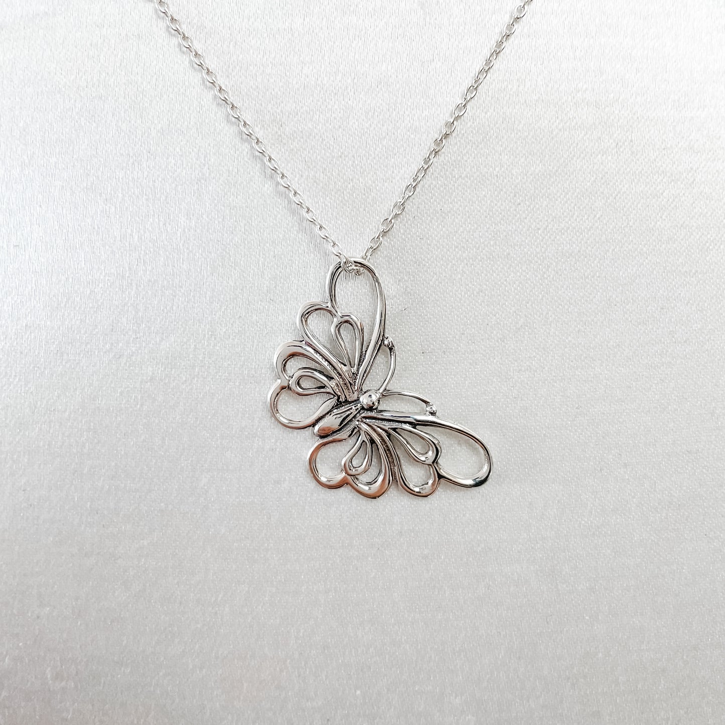'BUTTERFLY' EFFECT - SILVER NECKLACE